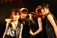 島崎遥香、島田晴香、市川美織、竹内美宥、藤田奈那（写真左から）。