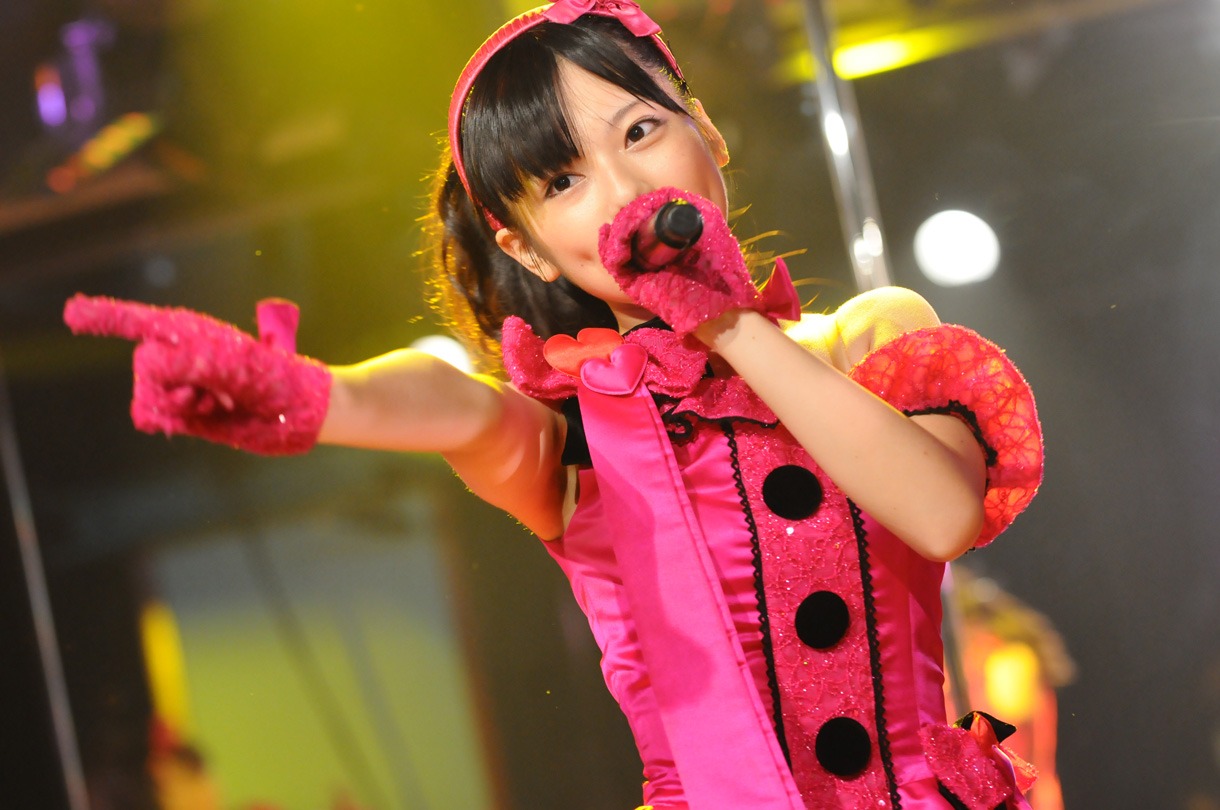 MCで将来の夢を訊かれた島崎は、他メンバーが「タレント」「女優」などと語る中「神奈川県に住みたい」という一風変わった願望を吐露。