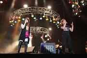 写真左からT.M.Revolution、MICRO(HOME MADE 家族)。