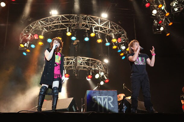 写真左からT.M.Revolution、MICRO(HOME MADE 家族)。