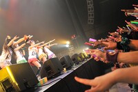 会場は最前列から後方まで、壮絶な熱気が充満した。（撮影：小川舞）