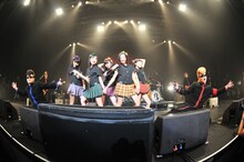 氣志團の生演奏をバックに「キミとセカイ」を披露するももいろクローバーZ。（撮影：小川舞）