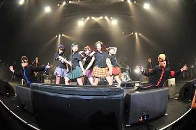 氣志團の生演奏をバックに「キミとセカイ」を披露するももいろクローバーZ。（撮影：小川舞）