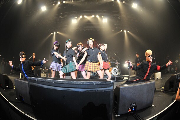 氣志團の生演奏をバックに「キミとセカイ」を披露するももいろクローバーZ。（撮影：小川舞）