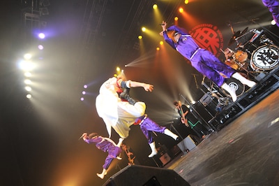 「俺たちには土曜日しかない」で、華麗なえびぞりジャンプを決める綾小路翔。（撮影：小川舞）