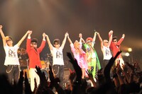 ライブ終演時には再び氣志團のメンバーが登場し、後藤真希とともに挨拶。（撮影：小川舞）