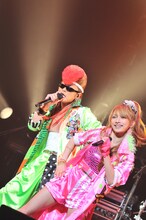 アンコールで登場し、会場の度肝を抜いた綾小路翔＜愛愛傘＞後藤真希。（撮影：小川舞）