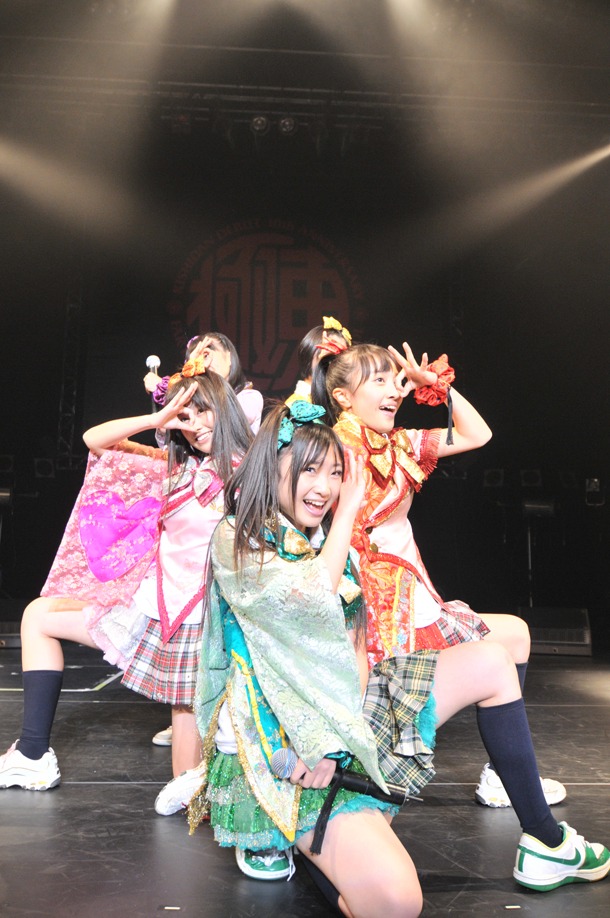 ももクロの5人がつけているのは、イベントのグッズとして販売されている氣志團のメンバーカラー別のカチューシャとシュシュ。佐々木彩夏はいつものピンクではなく、オレンジを着用。（撮影：小川舞）