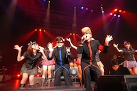 ももクロをダンサーとして従え「恋人」を披露する氣志團。（撮影：小川舞）