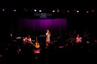 MCでは「好きな人とサヨナラする度にちょっと心が死んでしまう、そんな想いを歌った曲」「切なさのなかに、たくましさを感じる大人の魅力を初めて感じた曲」と、初めてジャズに触れる人にもわかりやすいように説明を加えたJUJU。