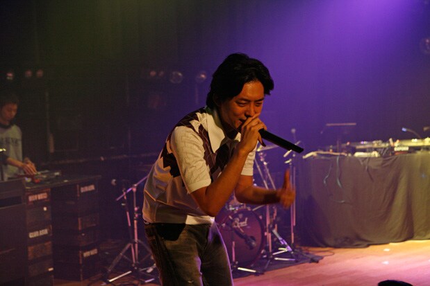 「超ライブへの道 東名阪ツアー」東京公演でパフォーマンスするKEN THE 390。