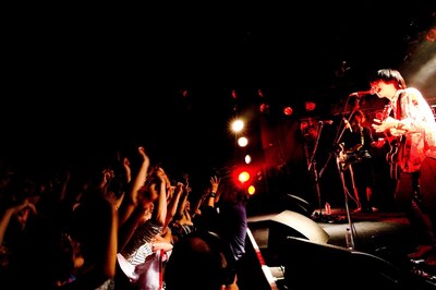 独特のトークでも会場を盛り上げたメンバーたち（写真：浜野カズシ）。