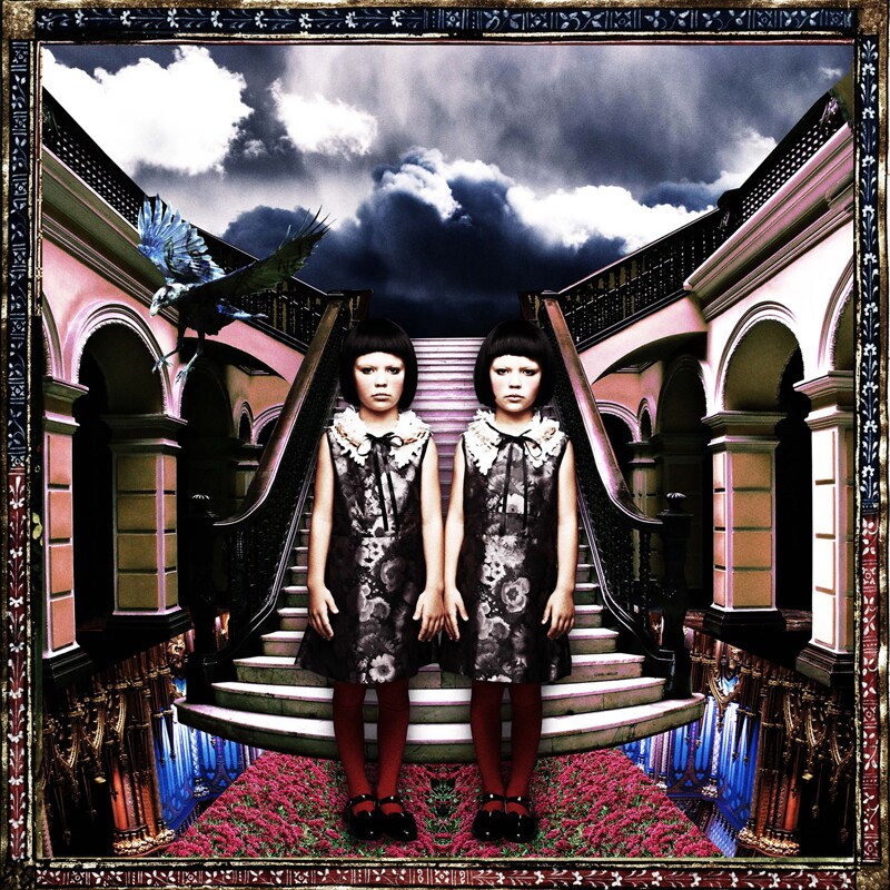 写真はシングル「落とし穴の底はこんな世界」初回限定盤ジャケット。現在オフィシャルサイトでは同曲のPVショートバージョンを公開中。