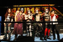 四角いジャングルに集結したマーティ・フリードマン（写真左端）、アニメタルUSA、水木一郎（写真右端）。（Photo by Masumi Kojima）