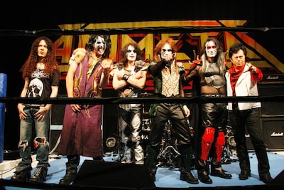 四角いジャングルに集結したマーティ・フリードマン（写真左端）、アニメタルUSA、水木一郎（写真右端）。（Photo by Masumi Kojima）