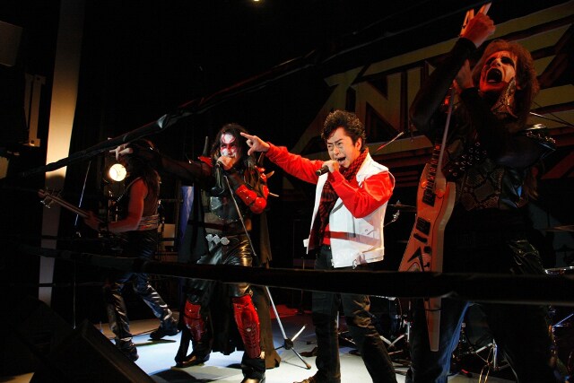 全力で「ゼェーット!!」を決めるアニキとマイク・ヴェッセーラ。イベントの模様はニコニコ生放送、Ustreamを通じて全世界へ生配信された。（Photo by Masumi Kojima）