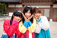 韓国弾丸ツアーにて、チマチョゴリを着たフレンチ・キスの3人。写真左から倉持明日香、柏木由紀、高城亜樹。