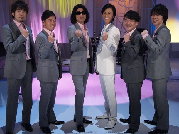 収録時の氷川きよしとゴスペラーズ。