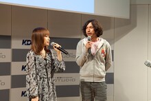 写真はトークライブの様子。左から川嶋あい、ふかわりょう。