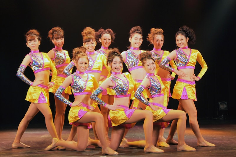 チアの衣装でSHIBUYA-AXのステージに登場した「Cheerfu11y」メンバー。