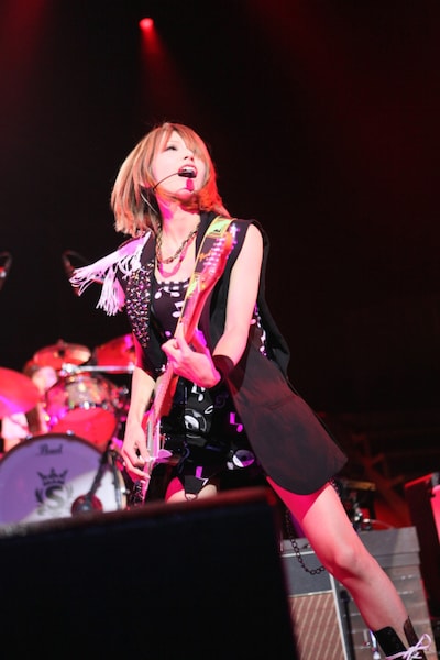 黒いロングヘアから大胆にイメチェンしたHARUNA（Vo, G）。