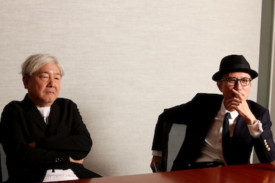 インタビューに応じる鈴木慶一（写真左）と高橋幸宏（写真右）。