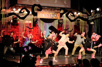 観客も一体となって盛り上がった「Chai Maxx」プロレスLOVEのポーズ（写真：釘野孝宏）。