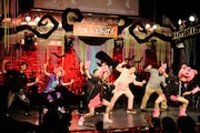 観客も一体となって盛り上がった「Chai Maxx」プロレスLOVEのポーズ(写真:釘野孝宏)。