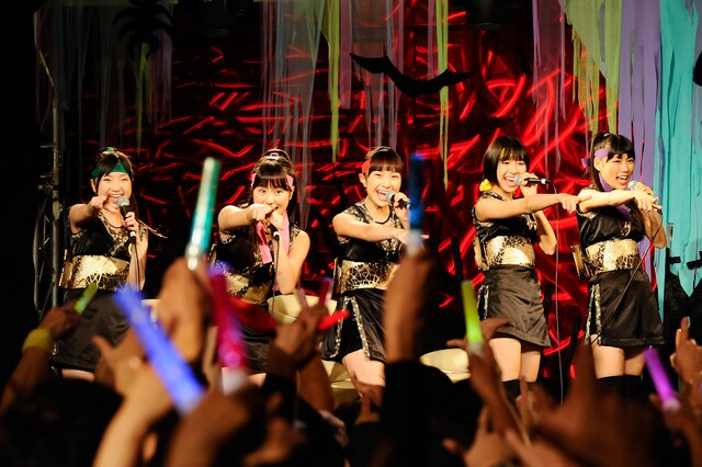 ももクロの登場で大興奮の観客（写真：釘野孝宏）。