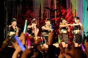 ももクロの登場で大興奮の観客(写真:釘野孝宏)。