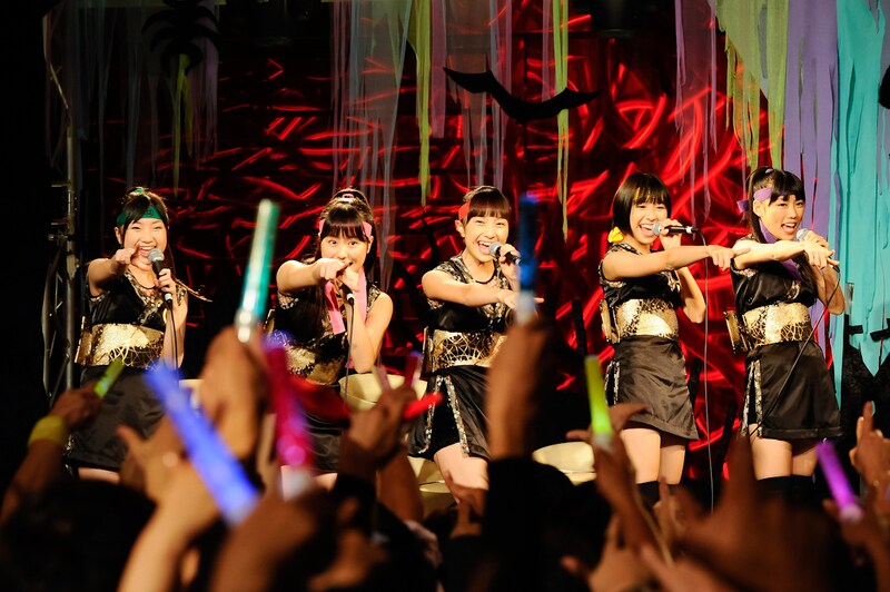 ももクロの登場で大興奮の観客(写真:釘野孝宏)。