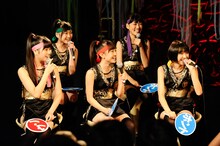 「今この世界が窮屈なんですよ」と語る玉井詩織（写真下段右端）に対し、増子兄ィは「なんだかわかんないけど怒ってるってのが一番パンクだからね」と彼女のパンクなアティテュードを絶賛（写真：釘野孝宏）。