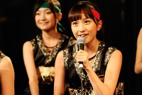 「アイドルとは？」の質問に「ウナギはどこで生まれているのか、現代はまだわからないんですよ、これってロマンだと思いませんか？」と出身地・静岡の名物ウナギを例に挙げ持論を展開した百田夏菜子（写真：釘野孝宏）。