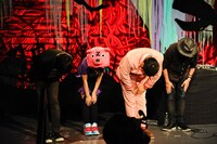 ももクロの丁寧なお辞儀にすっかり心洗われ、深々と頭を下げるクボタ、みさこ、大地、増子（写真左から）（写真：釘野孝宏）。