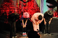 ももクロの丁寧なお辞儀にすっかり心洗われ、深々と頭を下げるクボタ、みさこ、大地、増子（写真左から）（写真：釘野孝宏）。