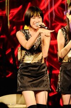 「今日もいっぱい歌うぞー！ ま、ウソだけどな！」と玉井詩織（写真：釘野孝宏）。