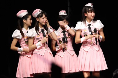 発表を前に緊張して涙を見せるスマイレージ新メンバーの4人。