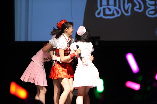 全員正規メンバー昇格が発表され、うれしさのあまり初期メンバーに抱きつくスマイレージ新メンバー。