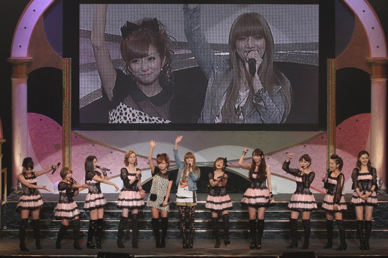 今年の人気の画像19位は「ドリーム モーニング娘。中野公演に後藤＆辻が飛び入り」より、ドリーム モーニング娘。メンバーと辻希美、後藤真希。