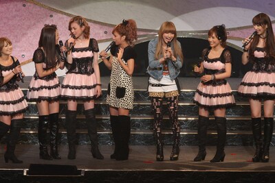 写真左から矢口真里、石川梨華、吉澤ひとみ、辻希美、後藤真希、安倍なつみ、飯田圭織。