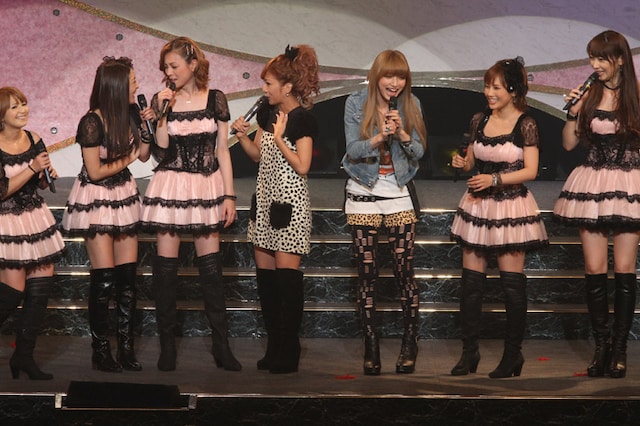 写真左から矢口真里、石川梨華、吉澤ひとみ、辻希美、後藤真希、安倍なつみ、飯田圭織。