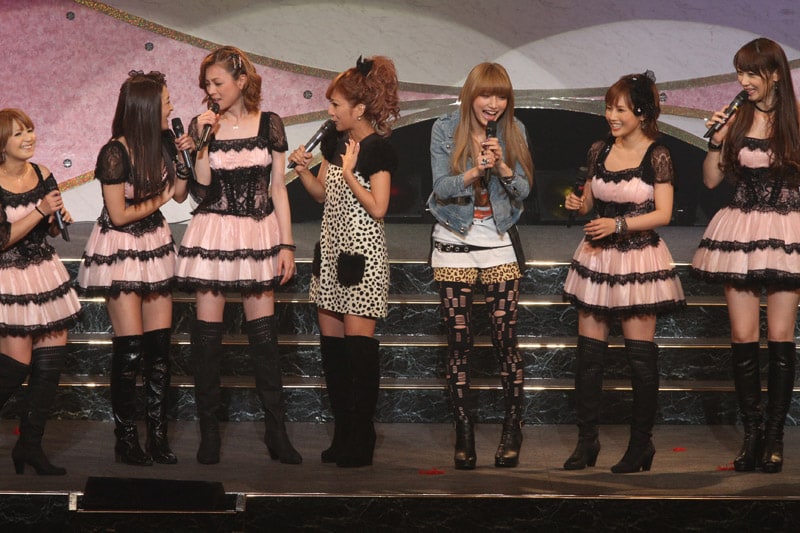 写真左から矢口真里、石川梨華、吉澤ひとみ、辻希美、後藤真希、安倍なつみ、飯田圭織。