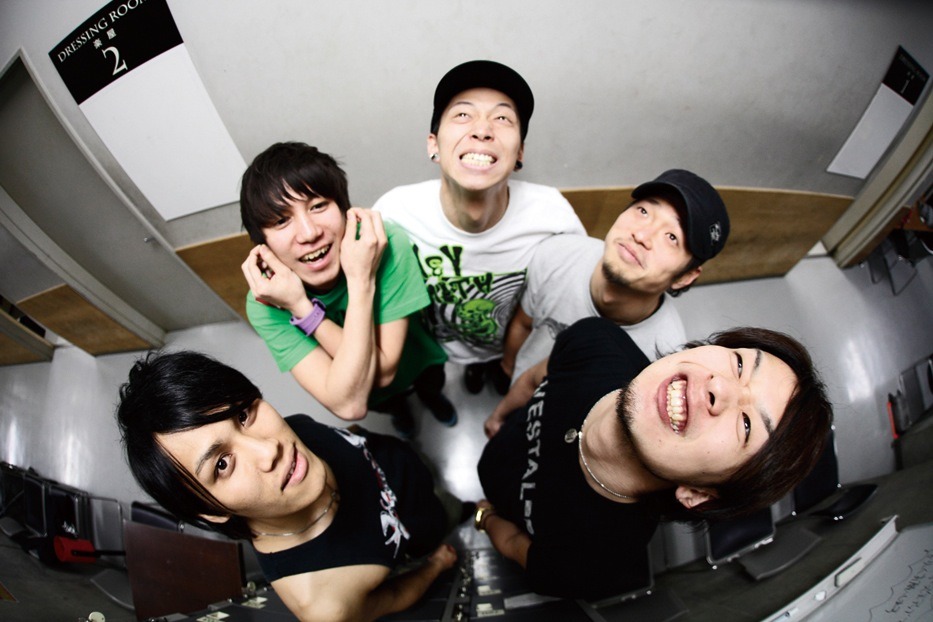 写真は「OSAKA HAZIKETEMAZARE FESTIVAL2011」の主催者HEY-SMITH。