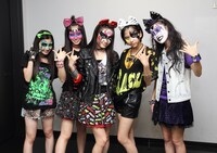 ド派手なメイクとパンキッシュなファッションに身を包んだももいろクローバーZの面々。