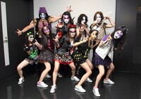 アニメタルUSAのメンバーとともにポーズを決めるももいろクローバーZ。