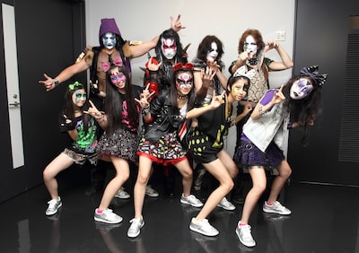 アニメタルUSAのメンバーとともにポーズを決めるももいろクローバーZ。