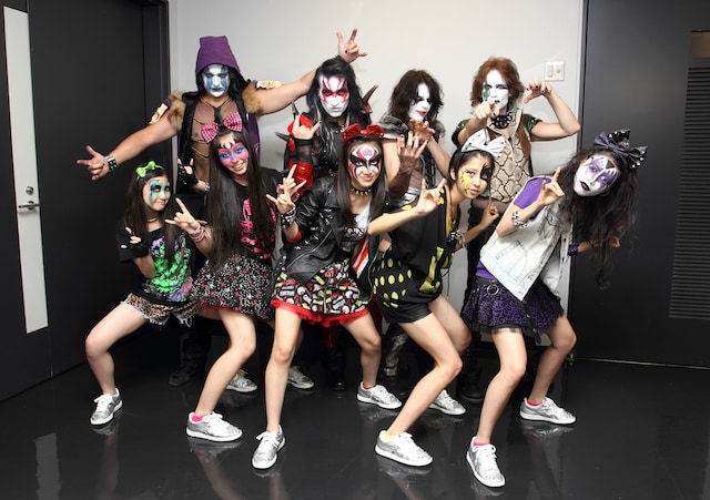 アニメタルUSAのメンバーとともにポーズを決めるももいろクローバーZ。