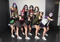 アニメタルUSA（後列）とももいろクローバーZ（前列）。