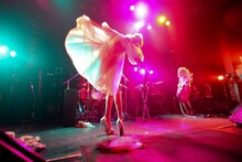 キネマ倶楽部のステージで妖艶なパフォーマンスを展開する女王蜂。なお、10月22日の大阪公演のチケットもすでにソールドアウトしている（撮影：岩根愛）。