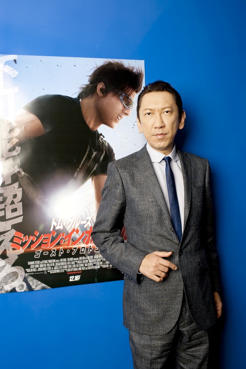 布袋寅泰と「ミッション：インポッシブル/ゴースト・プロトコル」ポスター。 (c)2011 PARAMOUNT PICTURES. All Rights Reserved.